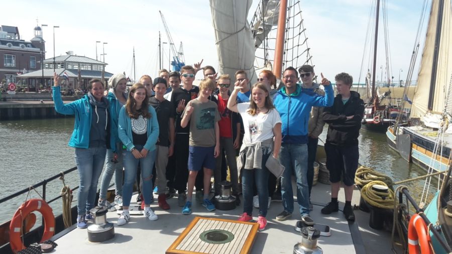 Anna Brathun (ganz links im Bild) und Carlos Tomé (dritter von rechts) vom Paderborner Kreisjugendamt waren mit Jugendlichen auf einem Segelturn (Foto: Jugendamt, Kreis Paderborn)